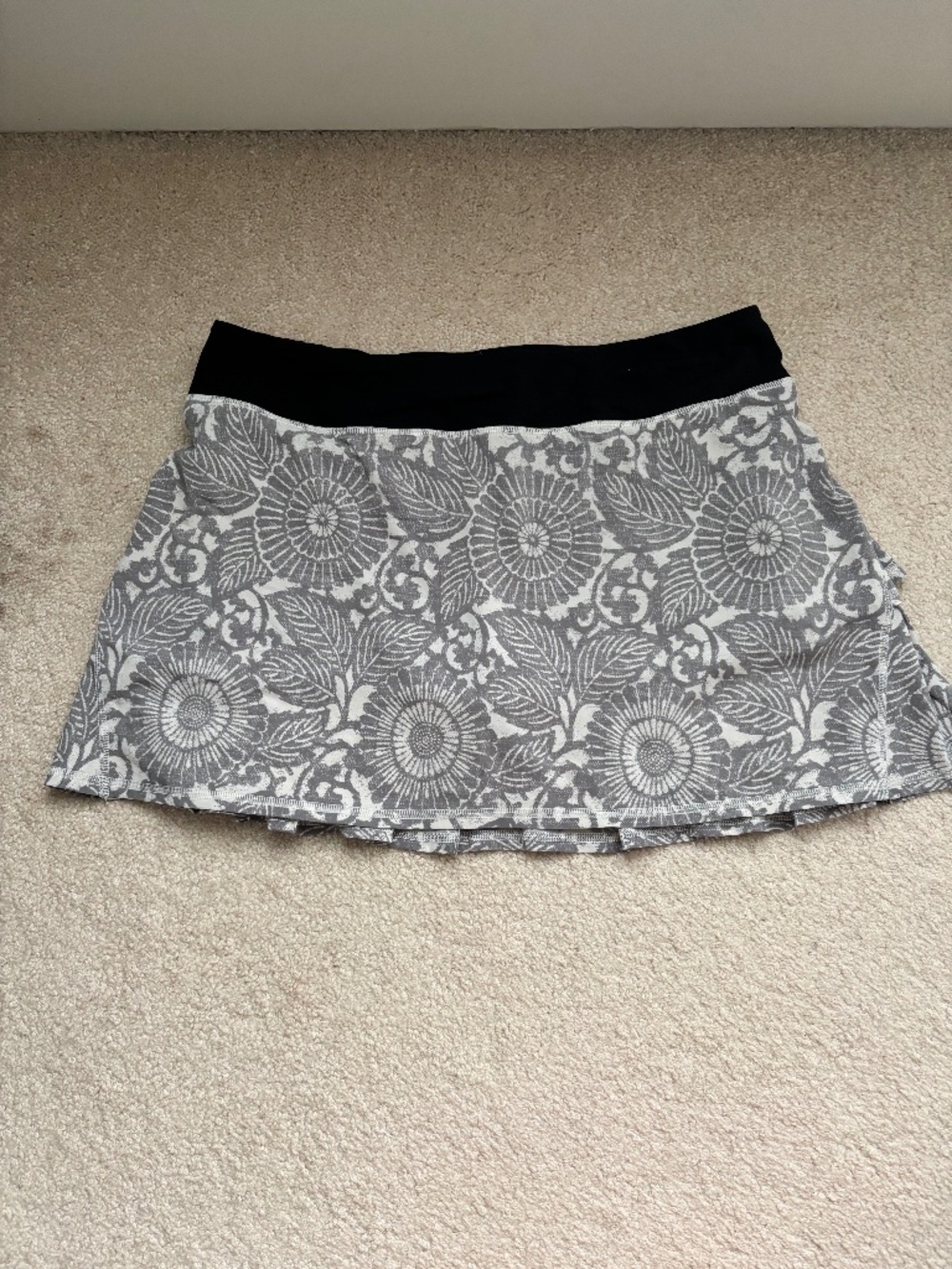 Lululemon Pace Setter Skirt Size 10 Gray Floral Print Running Tennis Golf Skort